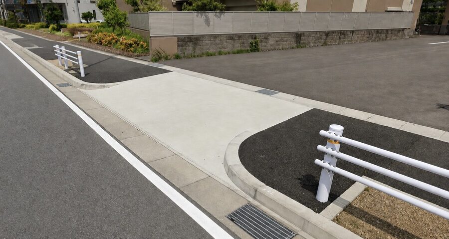 歩道を切り下げた乗り入れ工事の施工事例