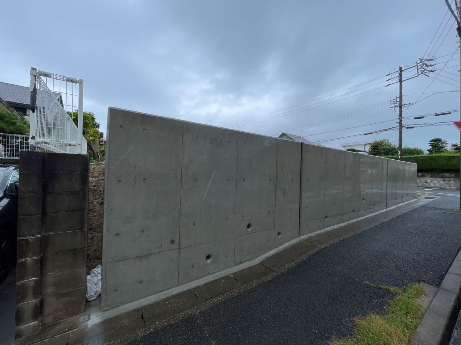 道路沿いに施工したコンクリート擁壁